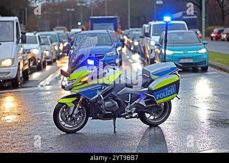 Einsatzfahrzeuge der Polizei Ein Motorradpolizist sperrt und sichert eine Straße Essen Nordrhein-Westfalen Deutschland *** Police emergency vehicles A motorcycle policeman blocks and secures a road Essen North Rhine-Westphalia Germany Stock Photo