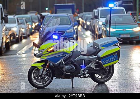 Einsatzfahrzeuge der Polizei Ein Motorradpolizist sperrt und sichert eine Straße Essen Nordrhein-Westfalen Deutschland *** Police emergency vehicles A motorcycle policeman blocks and secures a road Essen North Rhine-Westphalia Germany Stock Photo