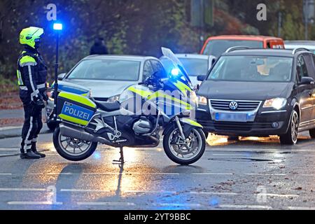 Einsatzfahrzeuge der Polizei Ein Motorradpolizist sperrt und sichert eine Straße Essen Nordrhein-Westfalen Deutschland *** Police emergency vehicles A motorcycle policeman blocks and secures a road Essen North Rhine-Westphalia Germany Stock Photo