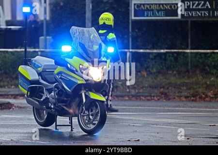 Einsatzfahrzeuge der Polizei Ein Motorradpolizist sperrt und sichert eine Straße Essen Nordrhein-Westfalen Deutschland *** Police emergency vehicles A motorcycle policeman blocks and secures a road Essen North Rhine-Westphalia Germany Stock Photo