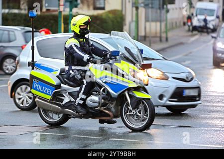 Einsatzfahrzeuge der Polizei Ein Motorradpolizist bei einer Streifenfahrt im Regen Essen Nordrhein-Westfalen Deutschland *** Police emergency vehicles A motorcycle policeman on patrol in the rain Essen North Rhine-Westphalia Germany Stock Photo