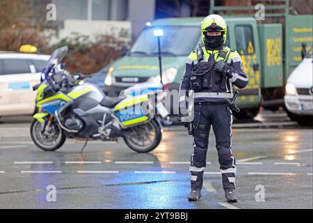 Einsatzfahrzeuge der Polizei Ein Motorradpolizist sperrt und sichert eine Straße Essen Nordrhein-Westfalen Deutschland *** Police emergency vehicles A motorcycle policeman blocks and secures a road Essen North Rhine-Westphalia Germany Stock Photo