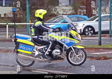 Einsatzfahrzeuge der Polizei Ein Motorradpolizist bei einer Streifenfahrt im Regen *** Police emergency vehicles A motorcycle policeman on patrol in the rain Stock Photo