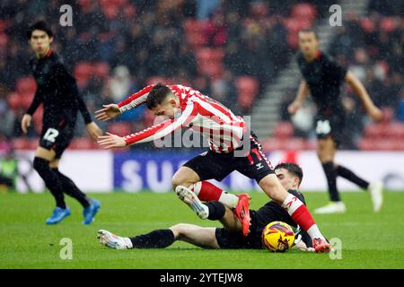 Stoke City's Andy Moran (left) and Sunderland's Luke O'Nien battle for ...