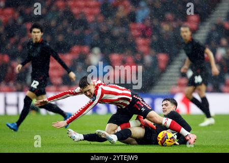 Stoke City's Andy Moran (left) and Sunderland's Dennis Cirkin battle ...