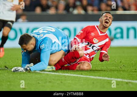 Valencia, Spain. 07th Dec, 2024. MADRID, SPAIN - DECEMBER 7: çlvaro Garc'a Left Winger of Rayo Vallecano competes for the ball with Giorgi Mamardashvili Goalkeeper of Valencia CF during the LaLiga EA Sports match between Valencia CF and Rayo Vallecano at Mestalla Stadium on December 7, 2024 in Valencia, Spain. (Photo by Jose Torres/Photo Players Images/Magara Press) Credit: Magara Press SL/Alamy Live News Stock Photo