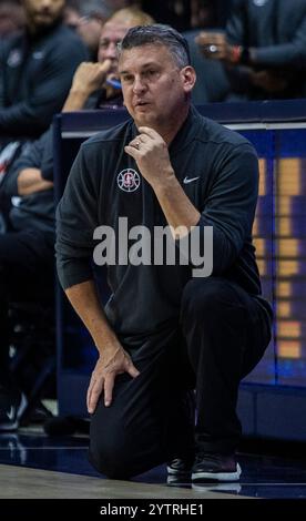 Berkeley, CA, U.S.A. December 07 2024 . Stanford head coach Kyle Smith looks over California defense during the NCAA /ACC Men's Basketball game between Stanford Cardinal and the California Golden Bears. Stanford beat California 89-81at Haas Pavilion Berkeley Calif. Thurman James/CSM (Credit Image: © Thurman James/Cal Sport Media) Credit: Cal Sport Media/Ģ����ý Live News Stock Photo
