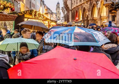 Münchner Christkindlmarkt im Regen, Münchner schlendern unter Regenschirmen über den Weihnachtsmarkt, München, 7. Dezember 2024 Deutschland, München, Dezember 2024, Münchner Christkindlmarkt im Regen, Münchner unter Regenschirmen schlendern bei nassen 5 Grad über den Weihnachtsmarkt in der Weinstraße, Eckec Marienplatz, suchen Weihnachtsgeschenke, Shopping am Samstagnachmittag, Weihnachtszeit, Adventszeit, Winter, Winterwetter, Bayern, bayerisch, *** Munich Christmas market in the rain, Munich residents stroll through the Christmas market under umbrellas, Munich, December 7, 2024 Germany, Muni Stock Photo