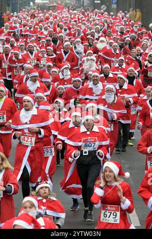 08 December 2024, Brandenburg, Michendorf: Runners dressed up as St. Nicholas run along the road at the Michendorf St. Nicholas Run. Over 800 participants, including more than 100 children, took part in the 16th Michendorf St. Nicholas Run. Photo: Michael Bahlo/dpa Stock Photo