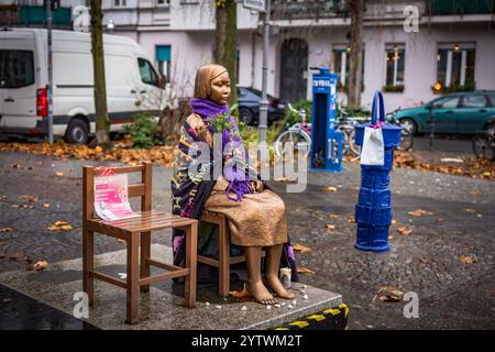 Berlin Mitte OT Moabit Straßenszene Trostfrauen - Denkmal Mahnmal ...