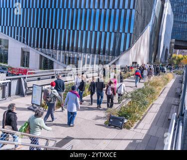 Pedestrians walking along the High LIne Park in Manhattan, New York ...