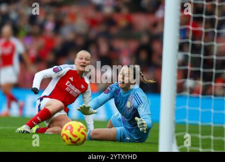 London, UK. 8th Dec 2024. Beth Mead of Arsenal scores during the Barclays FA Women's Super League match between Arsenal and Aston Villa at the Emirates Stadium, London on Sunday 8th December 2024. (Photo: Jade Cahalan | MI News) Credit: MI News & Sport /Alamy Live News Stock Photo