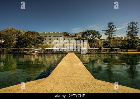 Blick vom Bootssteg auf das Hotel Illa d´Or am Pine Walk, Port de Pollenca, Mallorca, Spanien Stock Photo