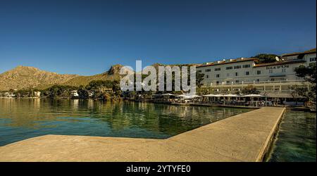 Blick vom Bootssteg auf das Hotel Illa d´Or, den Pine Walk und das Tramuntana-Geibirge, Port de Pollenca, Mallorca, Spanien Stock Photo