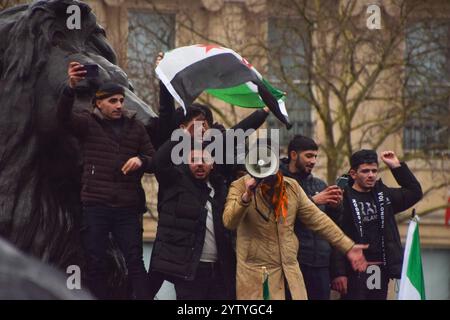 London, UK. 8th December 2024. Members of the Syrian community and supporters gather in Trafalgar Square to celebrate the toppling of the Bashar al Assad regime by rebels in Syria. Credit: Vuk Valcic/Alamy Live News Stock Photo