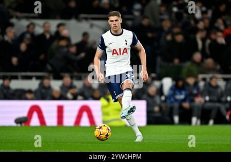 London, UK. 8th Dec, 2024. Micky van de Ven (Spurs) during the Tottenham Hotspur V Chelsea Barclays Premier League match at the Tottenham Hotspur Stadium, London. This Image is for EDITORIAL USE ONLY. Licence required from the Football DataCo for any other use. Credit: MARTIN DALTON/Alamy Live News Stock Photo