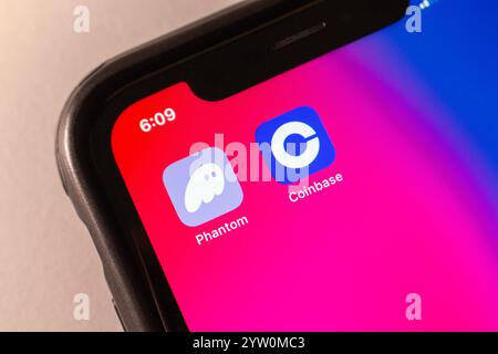 Mexico City, MEXICO - Nov 28 2024 : Phantom app (Phantom Wallet) and Coinbase icons are displayed on an iPhone screen. Stock Photo