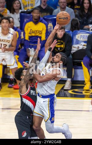 Los Angeles Lakers' Gabe Vincent (7) looks to pass the ball past ...