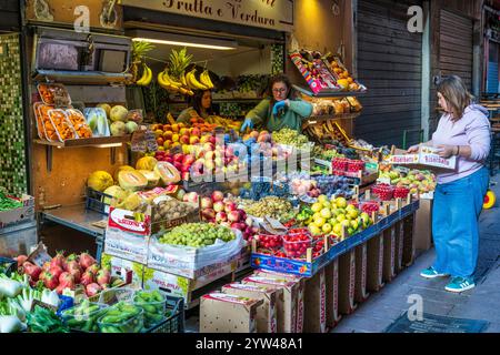 Fresh fruit market on Via Pescherie Vecchie in historic city centre of Bologna in the Emilia-Romagna region of northern Italy Stock Photo