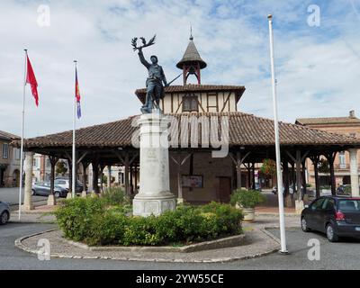 War Memorial in front of the Halle de Cologne, Cologne, Gers, France,Europe Stock Photo