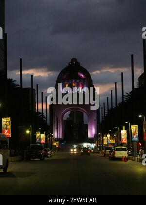 Avenida de la Republica leading up to the illuminated Monument of the revolution (Monumento a la Revolución) in Mexico city (Ciudad de Mexico) at dusk Stock Photo