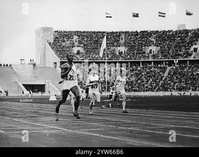 The men's 200-meter race. Gold medalist Jesse Owens runs ahead.  Archive Photograph of the 1936 Summer Olympics in Berlin Stock Photo