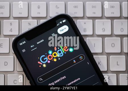 UK. 09th Dec, 2024. In this photo illustration, the Google search engine is displayed on a smartphone screen.Google says that a new generation of chips has allowed the company to overcome a major hurdle in quantum computing. Credit: SOPA Images Limited/Alamy Live News Stock Photo