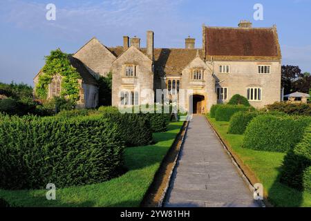 Lytes Cary: Lytes Cary Manor and garden soon after sunrise in Kingsdon, Somerton, Somerset, England, UK Stock Photo