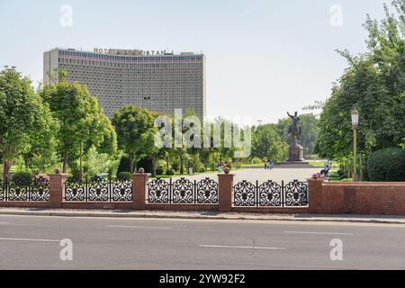 Hotel Uzbekistan and Monument of Amir Timur (Tamerlane) Stock Photo