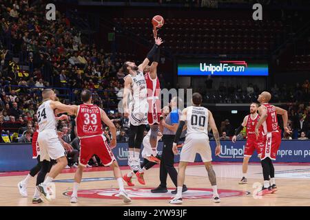 Milan, Italy. 8th Dec, 2024. Italy, Milan, 2024 12 08: Tornike Shengelia (Virtus) and Freddie Gillespie (Armani) tip-off during EA7 Emporio Armani Milan vs Virtus Segafredo Bologna, LBA 2024-2025 day 10.Italy, Milan, 2024 11 07: EA7 Emporio Armani Milan vs Virtus Segafredo Bologna, EuroLeague 2024/2025, Round 10, disputed at Unipol Forum. (Credit Image: © Fabrizio Andrea Bertani/Pacific Press via ZUMA Press Wire) EDITORIAL USAGE ONLY! Not for Commercial USAGE! Stock Photo