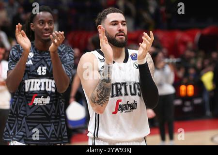 Milan, Italy. 8th Dec, 2024. Italy, Milan, 2024 12 08: Isaia Cordinier (Virtus) after the victory, greets the fans in the stands at the end of EA7 Emporio Armani Milan vs Virtus Segafredo Bologna, LBA 2024-2025 day 10.Italy, Milan, 2024 11 07: EA7 Emporio Armani Milan vs Virtus Segafredo Bologna, EuroLeague 2024/2025, Round 10, disputed at Unipol Forum. (Credit Image: © Fabrizio Andrea Bertani/Pacific Press via ZUMA Press Wire) EDITORIAL USAGE ONLY! Not for Commercial USAGE! Stock Photo