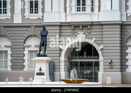 A statue of Stamford Raffles by T. Woolner stands at the front of the The Victoria Theatre and Concert Hall in Singapore Stock Photo