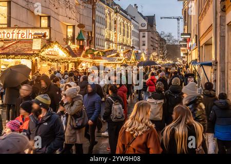 Münchner Christkindlmarkt am 2. Adventswochenende, viele Münchner schlendern durch die Fußgängerzone, München, 7. Dezember 2024 Deutschland, München, Dezember 2024, Münchner Christkindlmarkt bei leichtem Regen, viele Münchner schlendern bei nassen 5 Grad über den Weihnachtsmarkt in der Kaufingerstraße, Ecke Marienplatz, suchen Weihnachtsgeschenke, Shopping am Samstagnachmittag in der Fußgängerzone, Weihnachtszeit, Adventszeit, Winter, Winterwetter, Bayern, bayerisch, *** Munich Christmas market on the 2nd Advent weekend, many Munich residents stroll through the pedestrian zone, Munich, Decembe Stock Photo