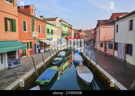 Colorful houses beside the waterway in between 'Fondamenta San Mauro' and 'Fondamenta degli Assassini' with boats lying in the water on the island of Stock Photo