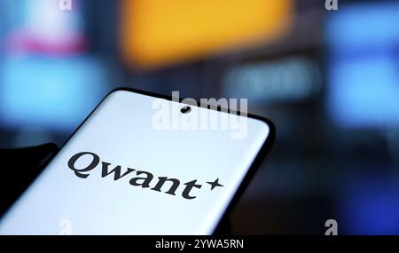 Qwant logo is displayed on smartphone. Qwant is a French search engine. Stock Photo