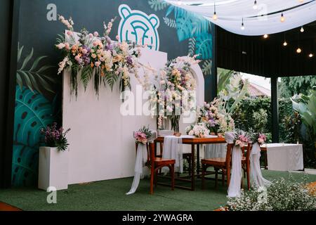 Elegant wedding table decoration featuring flowers, candles, and traditional ornaments, creating a romantic and ceremonial atmosphere for the akad nik Stock Photo