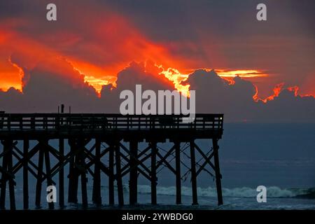 Isle Of Palms, United States. 10th Dec, 2024. Dawn breaks behind heavy clouds as a front pushes through the low country causing crepuscular rays to radiate outwards as the sun rises over the Atlantic Ocean along Front Beach, December 10, 2024 in Isle of Palms, South Carolina. The warm and humid weather will give way to a cold front later in the week. Credit: Richard Ellis/Richard Ellis/Alamy Live News Stock Photo