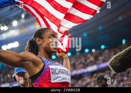 Sha'Carri Richardson celebrating her medal with her country's flag at the Paris 2024 Olympic Games. Stock Photo