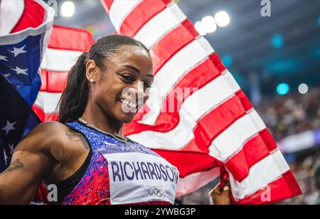 Sha'Carri Richardson celebrating her medal with her country's flag at the Paris 2024 Olympic Games. Stock Photo