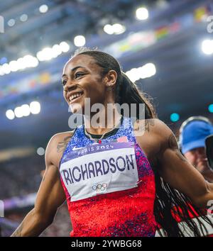 Sha'Carri Richardson celebrating her medal with her country's flag at the Paris 2024 Olympic Games. Stock Photo