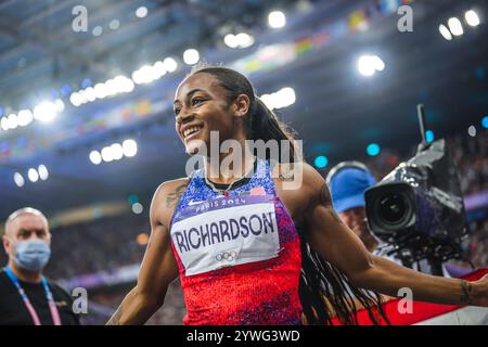 Sha'Carri Richardson celebrating her medal with her country's flag at the Paris 2024 Olympic Games. Stock Photo