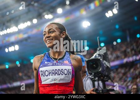 Sha'Carri Richardson celebrating her medal with her country's flag at the Paris 2024 Olympic Games. Stock Photo