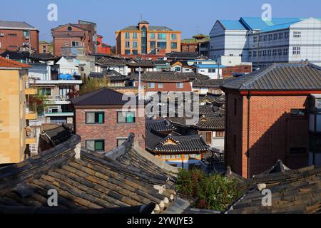Traditional Rooftops of Hanok Village in Downtown Seoul Stock Photo - Alamy