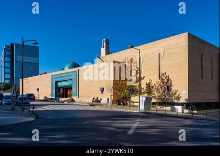 Lisbon, Portugal. 04 December 2024. Exterior view of the Lisbon Central Mosque with intricate turquoise tile design under clear blue skies. in Lisbon, Stock Photo