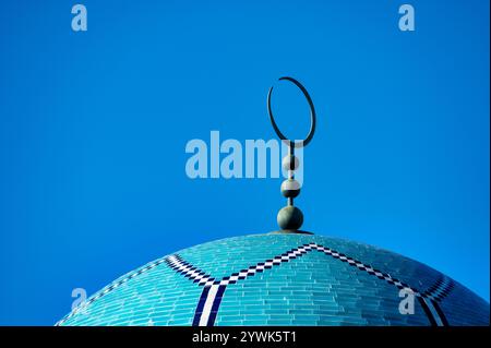 Lisbon, Portugal. 04 December 2024. Exterior view of the Lisbon Central Mosque with intricate turquoise tile design under clear blue skies. in Lisbon, Stock Photo