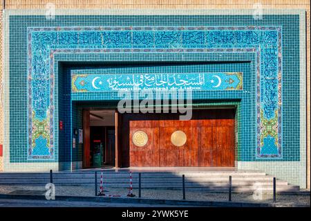 Lisbon, Portugal. 04 December 2024. Exterior view of the Lisbon Central Mosque with intricate turquoise tile design under clear blue skies. in Lisbon, Stock Photo