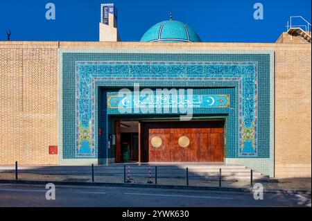 Lisbon, Portugal. 04 December 2024. Exterior view of the Lisbon Central Mosque with intricate turquoise tile design under clear blue skies. in Lisbon, Stock Photo