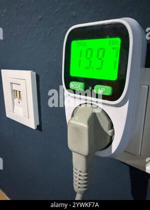 Messgerät für Stromverbrauch imit Display *** Measuring device for power consumption with display Stock Photo