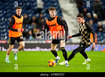 Coventry City's Josh Eccles (centre) during the Sky Bet Championship match at The Hawthorns, West Bromwich. Picture date: Wednesday December 11, 2024. Stock Photo