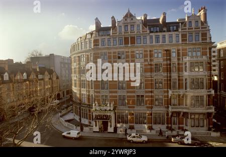 The Connaught Hotel exterior. Dating from 1897, this renowned luxury hotel in Mayfair is an 8-minute walk from posh shops on Bond Street. Mayfair, London, England 1995. 1990s UK HOMER SYKES Stock Photo